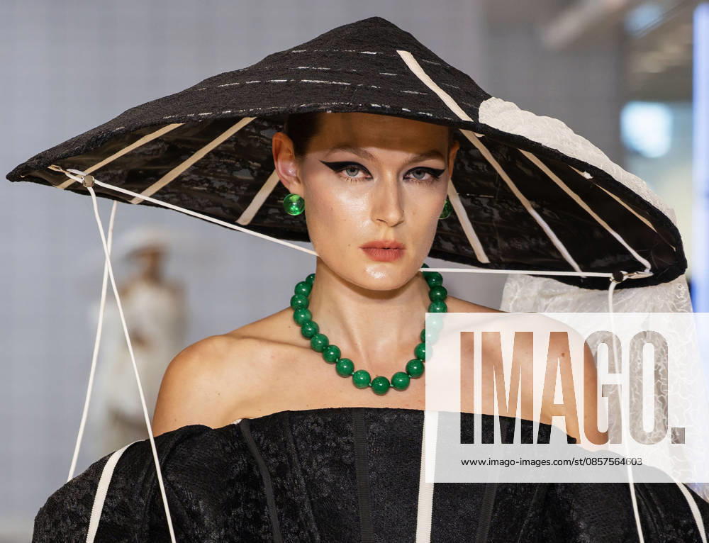(260526) -- TORONTO, May 26, 2026 -- A model presents a creation at the Fashion Art Toronto s Fashion Week Spring Summer 2026 in Toronto, Canada, on May 25, 2026. The annual event kicked off here on Monday and will last until May 31. (Photo by Xinhua) CANADA-TORONTO-FASHION WEEK-OPENING ZouxZheng