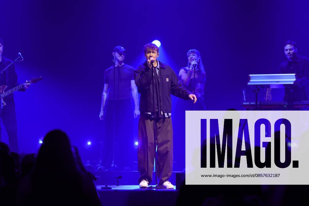 Tim Bendzko, Sänger, im Konzert live im Tempodrom, Berlin, Musik, Berlin
