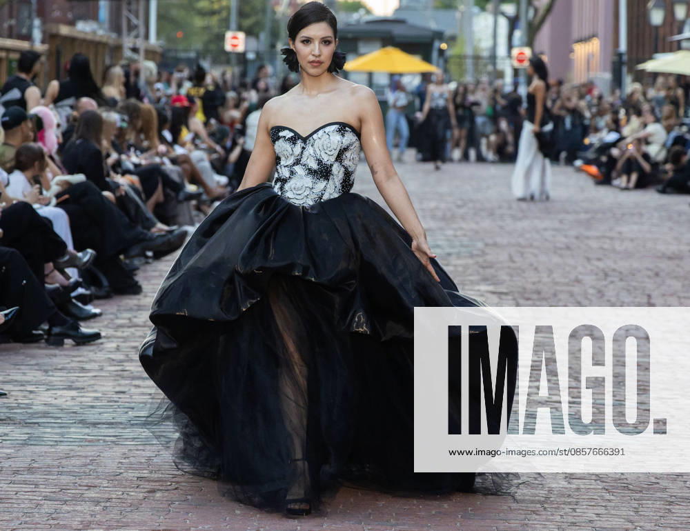 (260527) -- TORONTO, May 27, 2026 -- A model presents a creation on a pedestrian street during the Fashion Art Toronto s Fashion Week Spring Summer 2026 in Toronto, Canada, on May 26, 2026. (Photo by Xinhua) CANADA-TORONTO-FASHION WEEK ZouxZheng