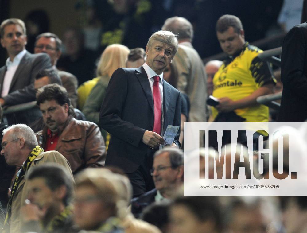 Borussia Dortmund (BVB) - Arsenal FC London, Trainer Arsene Wenger (Arsenal London) auf der Tribüne o0 Strafe Trainerstrafe Tribünenstrafe Tribüne Sanktion Sperre