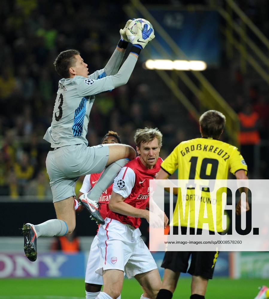 FUSSBALL CHAMPIONS LEAGUE SAISON 2011 2012, Borussia Dortmund (BVB) - Arsenal FC London 13.09.2011; Torwart Wojciech SZCZESNY (li) und Per MERTESACKER (Mitte, beide Arsenal) retten vor Kevin GROSSKREUTZ