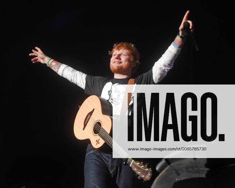 Pittsburgh, Pennsylvania - Pop music star, ED SHEERAN, pays tribute to Pittsburgh rapper MAC MILLER by wearing a t-shirt with his depicting his face. Sheeran performed during his North American Stadium Tour stop in Pittsburgh held at PNC Park. Photo Credit: Jason L. Nelson AdMedia 230702 2018-09-29 PA Pittsburgh Etats-Unis