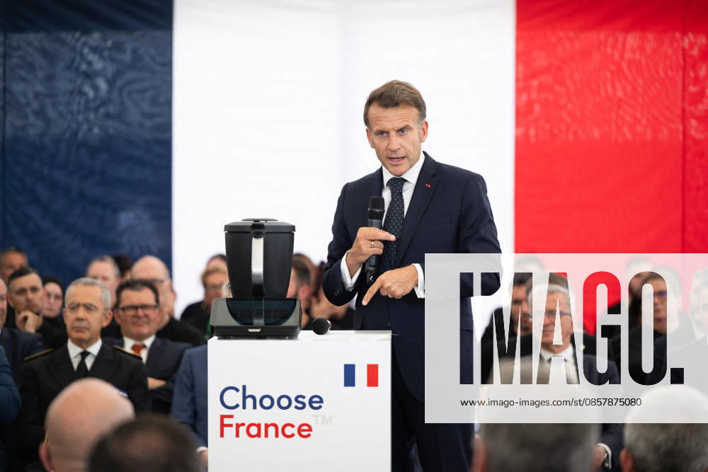 French President Emmanuel Macron speaks in front of a French flag during a visit to the Vorwerk factory producing Thermomix kitchen appliances as part of the Choose France Days in Donnemain Saint Mames, France, on May 29, 2026 Grégoire Campione Pool Bestimage French President Emmanuel Macron visits the Vorwerk factory producing Thermomix kitchen appliances as part of the Choose France Days in Donnemain Saint Mames, France, on May 29, 2026 Donnemain Saint Mames France