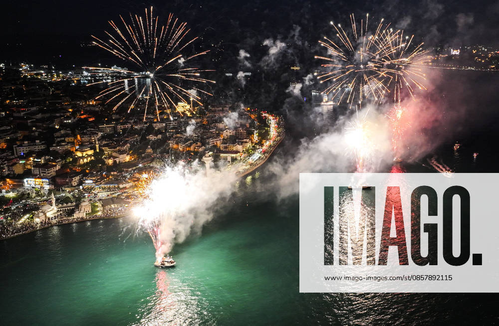 573rd anniversary of the conquest of Istanbul ISTANBUL, TURKIYE - MAY 29: A fireworks show illuminates the sky over the Bosphorus as part of the events celebrating the 573rd anniversary of the conquest of Istanbul, Turkiye, on May 29, 2026, Muhammed Enes Yildirim Anadolu Istanbul Turkey. Editorial use only. Please get in touch for any other usage.