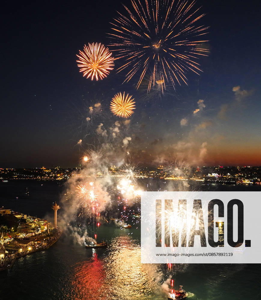 573rd anniversary of the conquest of Istanbul ISTANBUL, TURKIYE - MAY 29: A fireworks show illuminates the sky over the Bosphorus as part of the events celebrating the 573rd anniversary of the conquest of Istanbul, Turkiye, on May 29, 2026, Muhammed Enes Yildirim Anadolu Istanbul Turkey. Editorial use only. Please get in touch for any other usage.