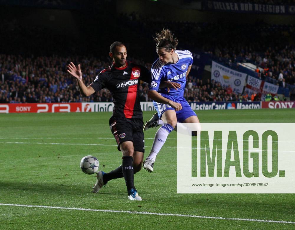 Chelseas Fernando Torres tries to backheel the ball, Chelsea FC London - Bayer 04 Leverkusen .