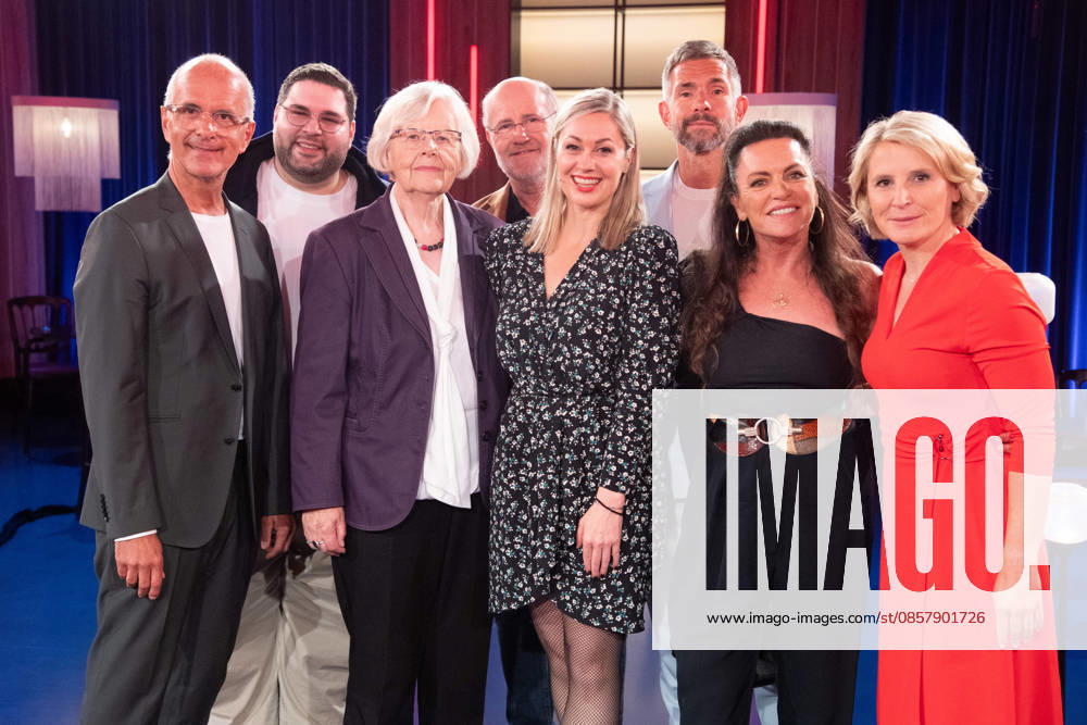 Von links: Christoph Maria HERBST, Schauspieler, Leon XSKINCARE, Influencer, Elfriede HEITKAMP, Autorin, Harald LESCH, Moderator, Wissenschaftler, Ruth MOSCHNER, Schauspielerin, Micky BEISENHERZ, Moderator,, Christine NEUBAUER, Schauspielerin, Susan LINK, Moderatorin, zu Gast in der Sendung ,,Koelner Treff,, im WDR Fernsehen