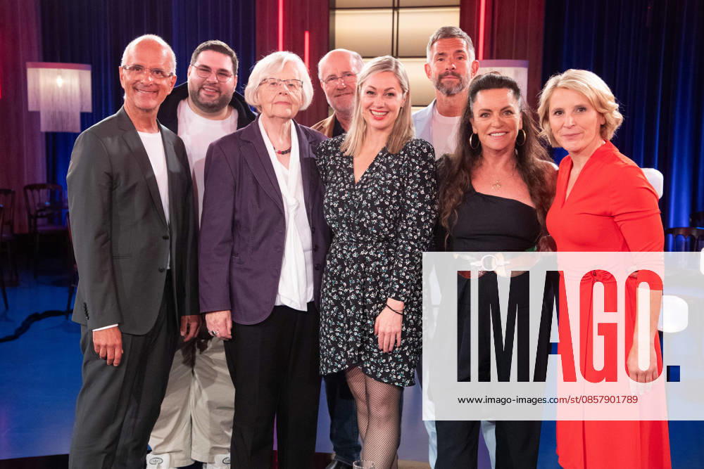 Von links: Christoph Maria HERBST, Schauspieler, Leon XSKINCARE, Influencer, Elfriede HEITKAMP, Autorin, Harald LESCH, Moderator, Wissenschaftler, Ruth MOSCHNER, Schauspielerin, Micky BEISENHERZ, Moderator,, Christine NEUBAUER, Schauspielerin, Susan LINK, Moderatorin, zu Gast in der Sendung ,,Koelner Treff,, im WDR Fernsehen