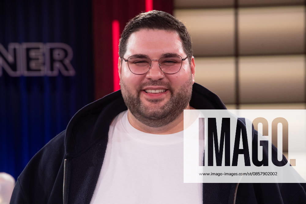 Leon XSKINCARE, Influencer, Portraet, Portrait, Porträt, Einzelbild, angeschnittenes Einzelmotiv, zu Gast in der Sendung ,,Koelner Treff,, im WDR Fernsehen