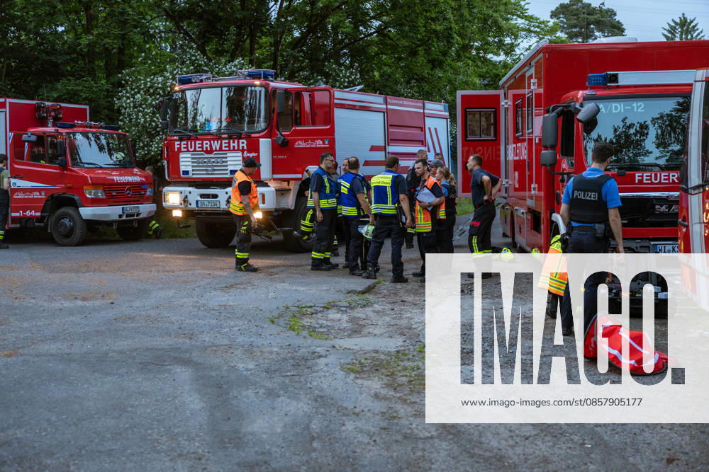 Waldbrand bei Weiterstadt Am 29.05.2026 ist in Weiterstadt-Gräfenhausen westlich der Autobahn A5 ein Waldbrand ausgebrochen. Betroffen war eine rund 900 Quadratmeter große Waldfläche zwischen der Raststätte Gräfenhausen West und dem angrenzenden Steinrodsee. 106 Einsatzkräfte mit 20 Löschfahrzeugen waren vor Ort. Die Feuerwehr brachte den Brand unter Kontrolle und verhinderte eine Ausdehnung auf angrenzende Waldbereiche. Die Nachlöscharbeiten dauerten bis in die Abendstunden an. Weiterstadt Gräfenhausen Hessen Deutschland