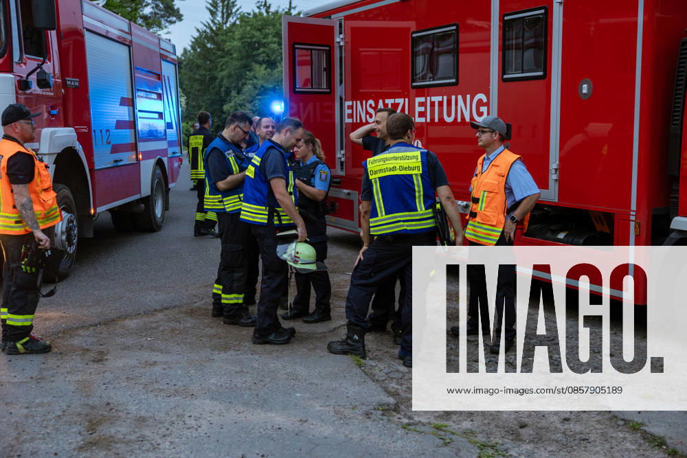 Waldbrand bei Weiterstadt Am 29.05.2026 ist in Weiterstadt-Gräfenhausen westlich der Autobahn A5 ein Waldbrand ausgebrochen. Betroffen war eine rund 900 Quadratmeter große Waldfläche zwischen der Raststätte Gräfenhausen West und dem angrenzenden Steinrodsee. 106 Einsatzkräfte mit 20 Löschfahrzeugen waren vor Ort. Die Feuerwehr brachte den Brand unter Kontrolle und verhinderte eine Ausdehnung auf angrenzende Waldbereiche. Die Nachlöscharbeiten dauerten bis in die Abendstunden an. Weiterstadt Gräfenhausen Hessen Deutschland