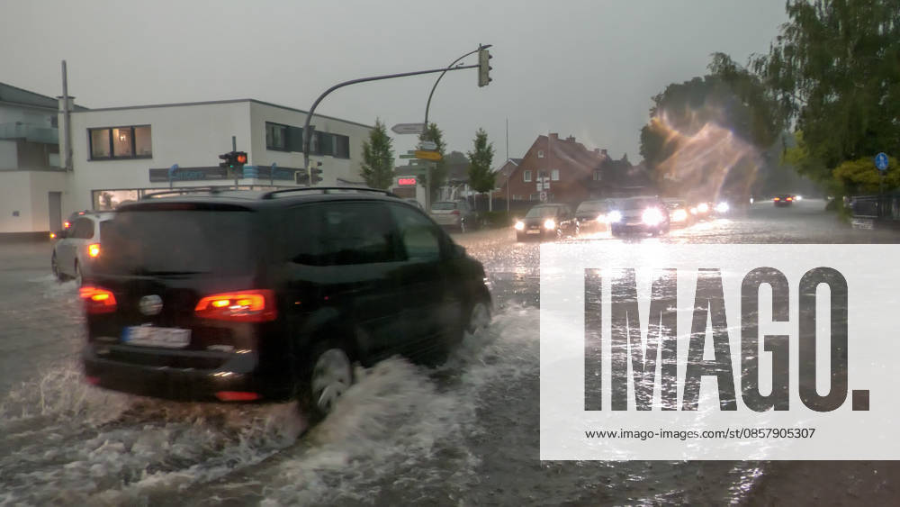 Eine heftige Gewitterfront wütete am Abend in Rheine. Die Kreisstadt versank nach sinnflutartigen Regenfällen, Orkanböen und Hagel im Unwetterchaos. In der Stadt herrscht seit 19 Uhr Ausnahmezustand. Zahlreiche Bäume sind umgestürzt und legen den Verkehr lahm. Ampeln sind auf Grund von Blitzschlägen ausgefallen. Zahlreiche Straßenzüge stehen unter Wasser. Ein Autofahrer versank mit seinem Wagen auf der Bahnhofstraße in den Fluten. Einige Menschen und auch Kinder unterschätzten die Gefahr und wollten die Unterführung durchqueren. Die Polizei schritt ein. Autos mussten abgeschleppt werden, da sie einen Wasserschaden erlitten. Die Feuerwehr kommt aktuell nicht hinterher. Bis in den Samstag hinein müssen die Schäden beseitigt werde