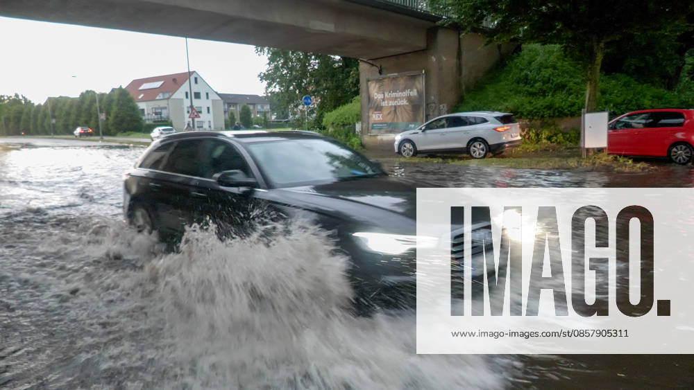 Eine heftige Gewitterfront wütete am Abend in Rheine. Die Kreisstadt versank nach sinnflutartigen Regenfällen, Orkanböen und Hagel im Unwetterchaos. In der Stadt herrscht seit 19 Uhr Ausnahmezustand. Zahlreiche Bäume sind umgestürzt und legen den Verkehr lahm. Ampeln sind auf Grund von Blitzschlägen ausgefallen. Zahlreiche Straßenzüge stehen unter Wasser. Ein Autofahrer versank mit seinem Wagen auf der Bahnhofstraße in den Fluten. Einige Menschen und auch Kinder unterschätzten die Gefahr und wollten die Unterführung durchqueren. Die Polizei schritt ein. Autos mussten abgeschleppt werden, da sie einen Wasserschaden erlitten. Die Feuerwehr kommt aktuell nicht hinterher. Bis in den Samstag hinein müssen die Schäden beseitigt werde