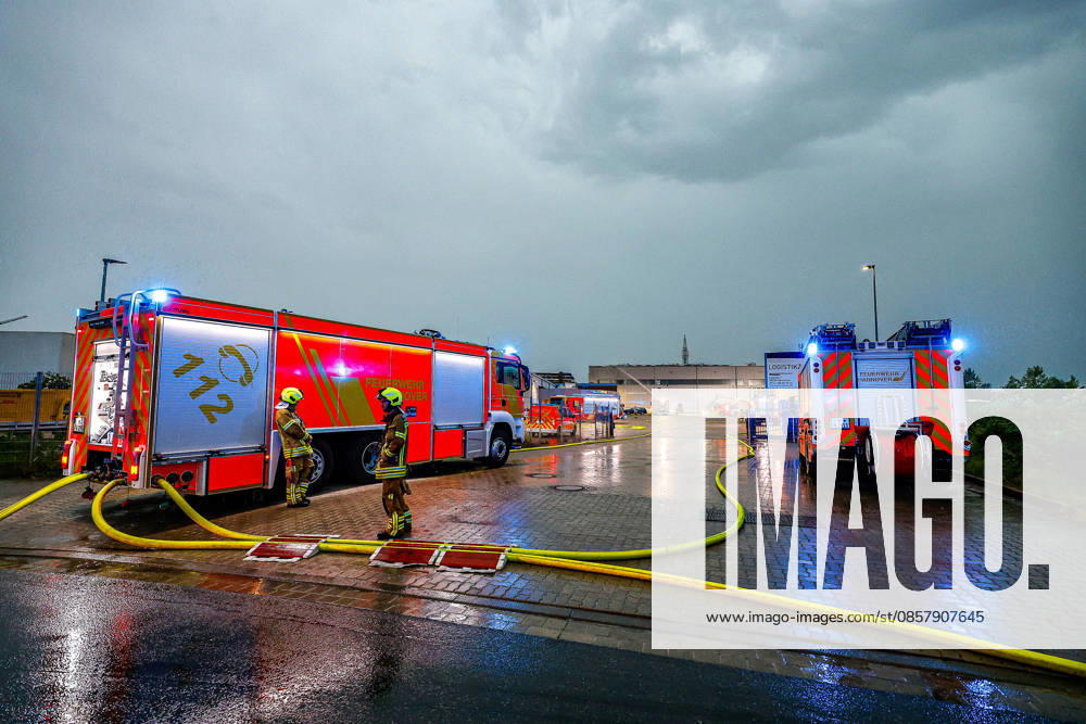 Großbrand in einer Lager- und Logistikhalle Blick auf die Lagerhalle. GTLF (links), TLF (rechts) Hannover-Anderten Lohweg 7, Gewerbegebiet Niedersachsen, Region Hannover Germany