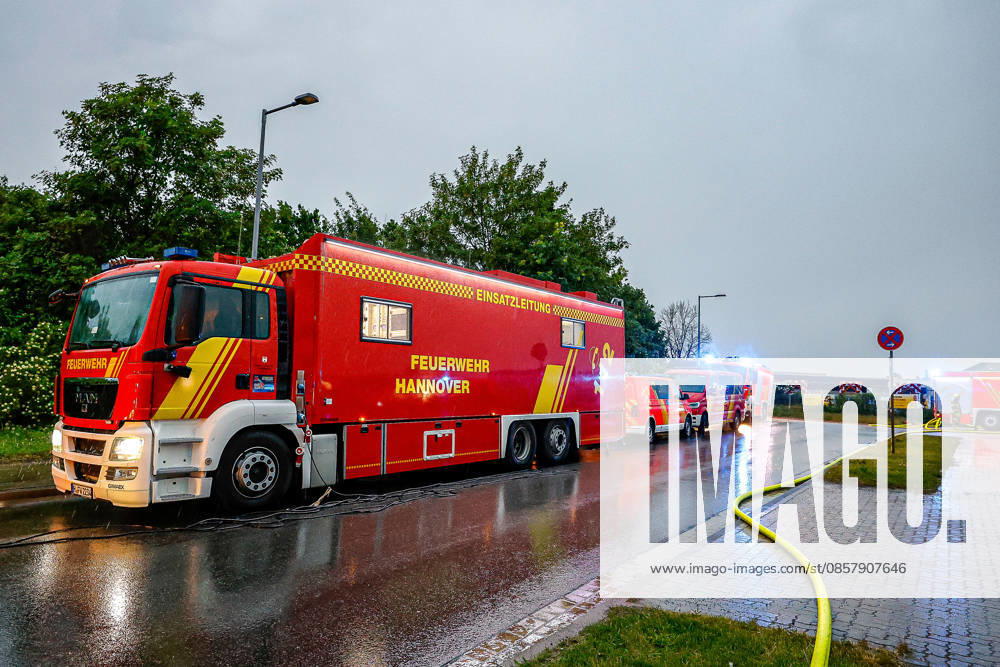 Großbrand in einer Lager- und Logistikhalle Einsatzleitwagen (ELW 3) der Feuerwehr Hannover Hannover-Anderten Lohweg 7, Gewerbegebiet Niedersachsen, Region Hannover Germany