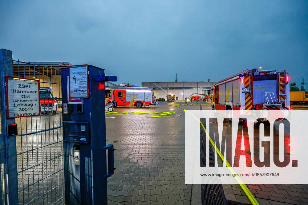 Großbrand in einer Lager- und Logistikhalle Haupteinfahr zur Lagerhalle, Löschfahrzeuge und Drehleiter der Feuerwehr Hannover im Hintergrund Hannover-Anderten Lohweg 7, Gewerbegebiet Niedersachsen, Region Hannover Germany