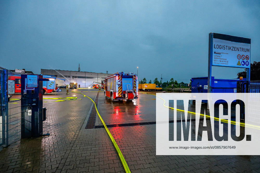 Großbrand in einer Lager- und Logistikhalle Haupteinfahr zur Lagerhalle, Löschfahrzeuge und Drehleiter der Feuerwehr Hannover im Hintergrund Hannover-Anderten Lohweg 7, Gewerbegebiet Niedersachsen, Region Hannover Germany