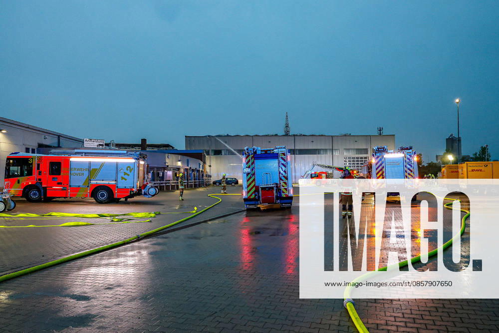 Großbrand in einer Lager- und Logistikhalle Haupteinfahr zur Lagerhalle, Löschfahrzeuge und Drehleiter der Feuerwehr Hannover im Hintergrund Hannover-Anderten Lohweg 7, Gewerbegebiet Niedersachsen, Region Hannover Germany