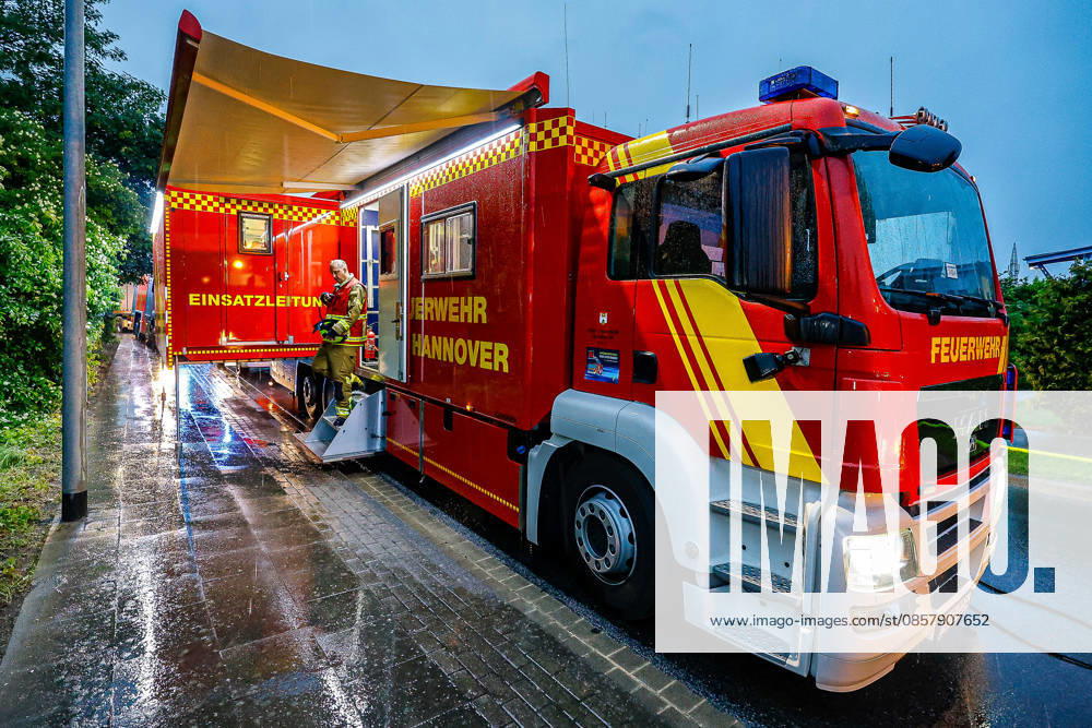 Großbrand in einer Lager- und Logistikhalle Einsatzleitwagen (ELW 3) der Feuerwehr Hannover Hannover-Anderten Lohweg 7, Gewerbegebiet Niedersachsen, Region Hannover Germany
