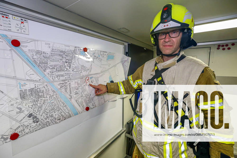 Großbrand in einer Lager- und Logistikhalle Einsatzleitwagen (ELW 3) der Feuerwehr Hannover, Stabsraum, Kristof Schwake, Pressesprecher Feuerwehr Hannover Hannover-Anderten Lohweg 7, Gewerbegebiet Niedersachsen, Region Hannover Germany
