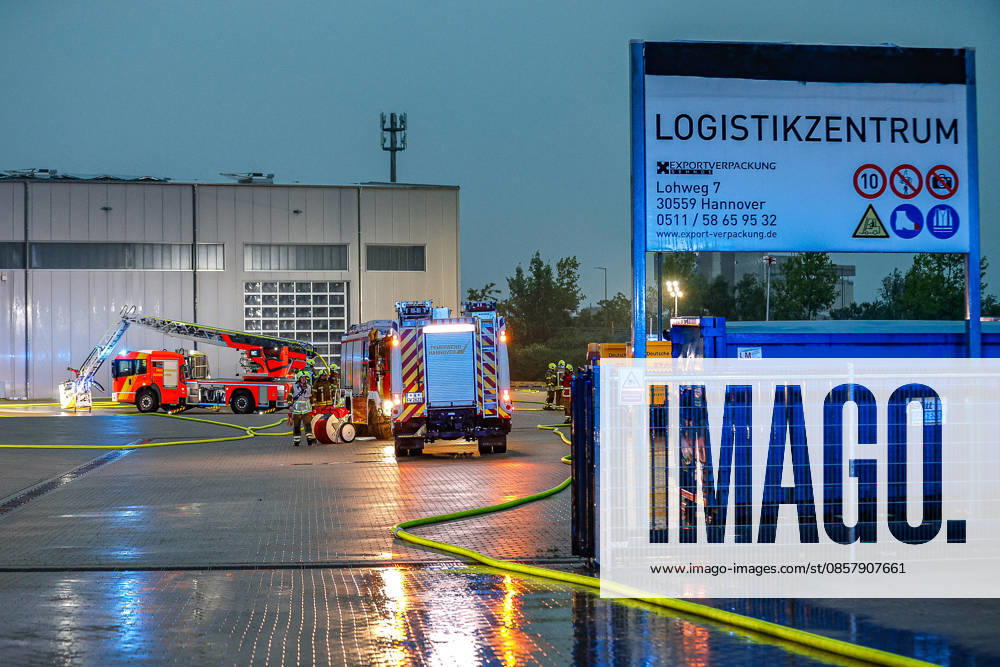 Großbrand in einer Lager- und Logistikhalle Haupteinfahr zur Lagerhalle, Löschfahrzeuge und Drehleiter der Feuerwehr Hannover im Hintergrund Hannover-Anderten Lohweg 7, Gewerbegebiet Niedersachsen, Region Hannover Germany