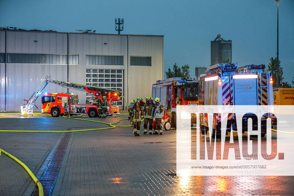 Großbrand in einer Lager- und Logistikhalle Haupteinfahr zur Lagerhalle, Löschfahrzeuge und Drehleiter der Feuerwehr Hannover im Hintergrund Hannover-Anderten Lohweg 7, Gewerbegebiet Niedersachsen, Region Hannover Germany