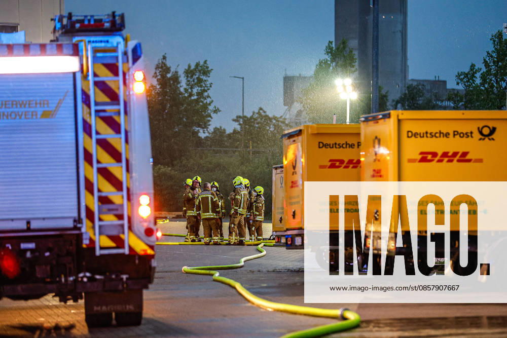 Großbrand in einer Lager- und Logistikhalle Feuerwehrleute besprechen sich. Hannover-Anderten Lohweg 7, Gewerbegebiet Niedersachsen, Region Hannover Germany