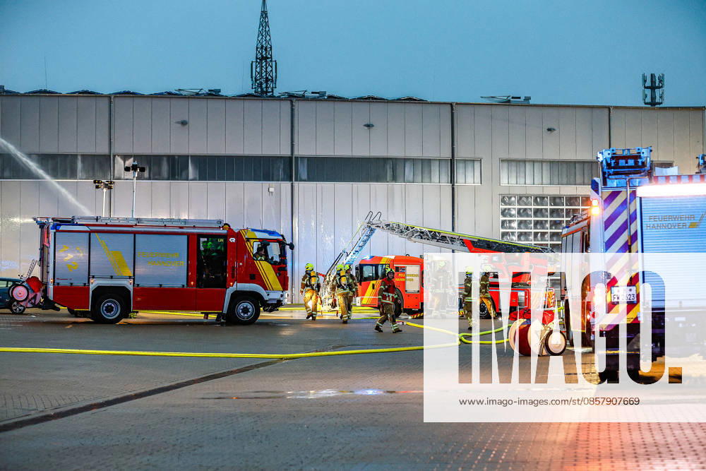 Großbrand in einer Lager- und Logistikhalle Einsatz eines Wasserwerfers am Boden (links hinten) der Löschwasser auf das Dack abgibt. Eine Drehleiter wird in Stellung gebracht. Hannover-Anderten Lohweg 7, Gewerbegebiet Niedersachsen, Region Hannover Germany