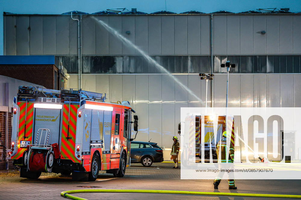 Großbrand in einer Lager- und Logistikhalle Einsatz eines Wasserwerfers am Boden der Löschwasser auf das Dack abgibt. Hannover-Anderten Lohweg 7, Gewerbegebiet Niedersachsen, Region Hannover Germany