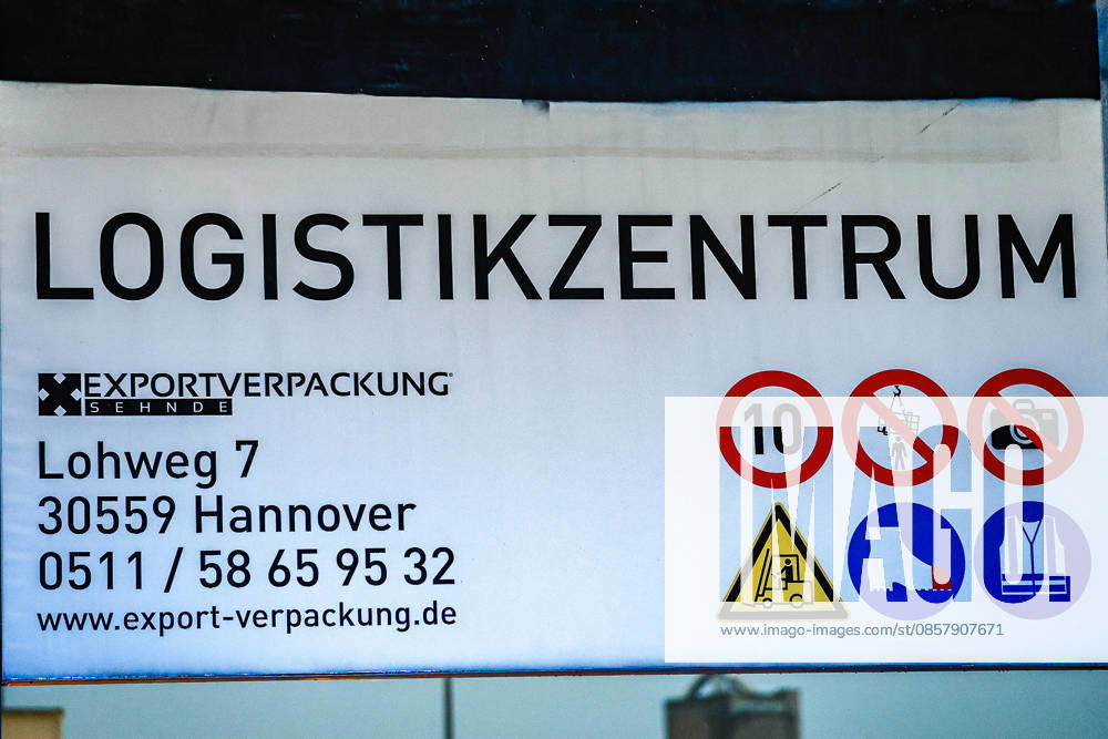 Großbrand in einer Lager- und Logistikhalle Firmenschild mit Sicherheitshinweisen am Haupteingang. Hannover-Anderten Lohweg 7, Gewerbegebiet Niedersachsen, Region Hannover Germany