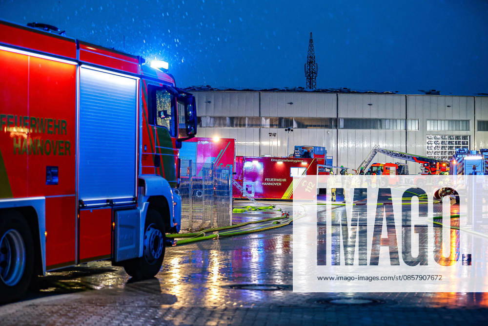 Großbrand in einer Lager- und Logistikhalle GTLF (links), Einsatzhygiene Komponente (Mitte), Drehleiter im HIntergrund Hannover-Anderten Lohweg 7, Gewerbegebiet Niedersachsen, Region Hannover Germany