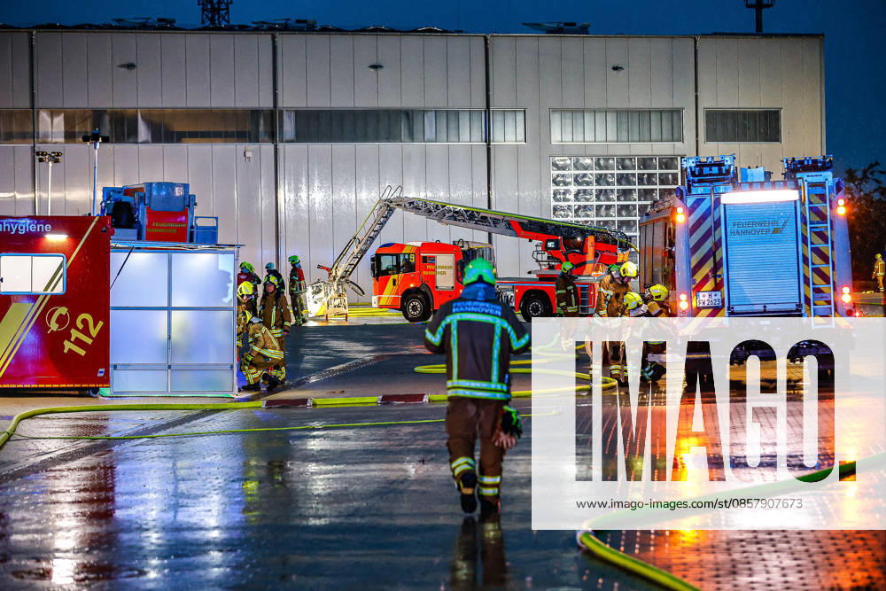 Großbrand in einer Lager- und Logistikhalle Einsatzhygiene Komponente (Mitte), Drehleiter im HIntergrund Hannover-Anderten Lohweg 7, Gewerbegebiet Niedersachsen, Region Hannover Germany