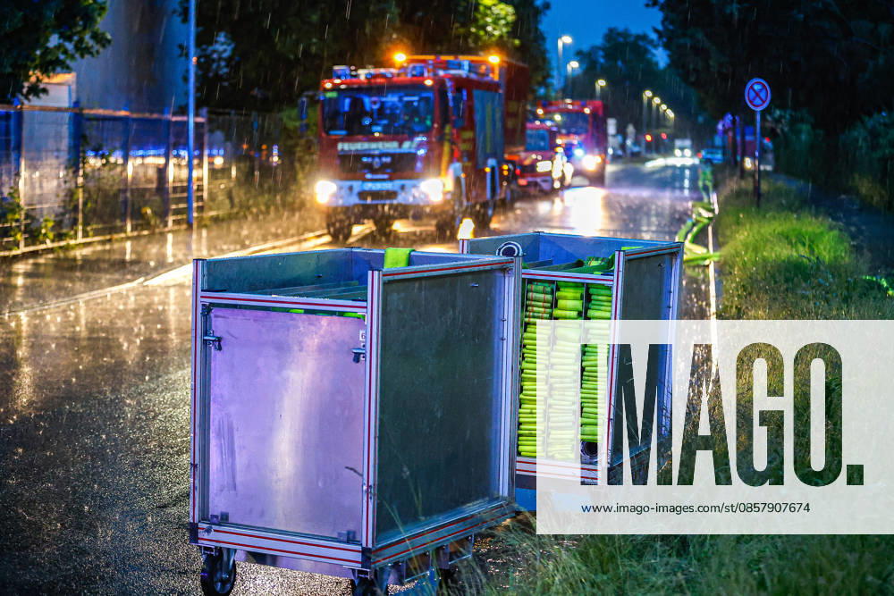Großbrand in einer Lager- und Logistikhalle Zwei Container mit Löschschläuchen zum Verlegen für eine lange Wegstrecke im Starkregen. Hannover-Anderten Lohweg 7, Gewerbegebiet Niedersachsen, Region Hannover Germany