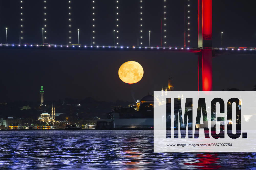 Full moon in Istanbul ISTANBUL, TURKIYE - MAY 30: Full moon rises over Istanbul, aligning with the 15. July Martyrs Bridge, the Grand Mecidiye Mosque (foreground), the Suleymaniye Mosque (background), the Beyazit Tower (left), and the New Mosque (bottom left), in the background in Istanbul, Turkiye, on May 30, 2026. Isa Terli Anadolu Istanbul Turkey. Editorial use only. Please get in touch for any other usage.