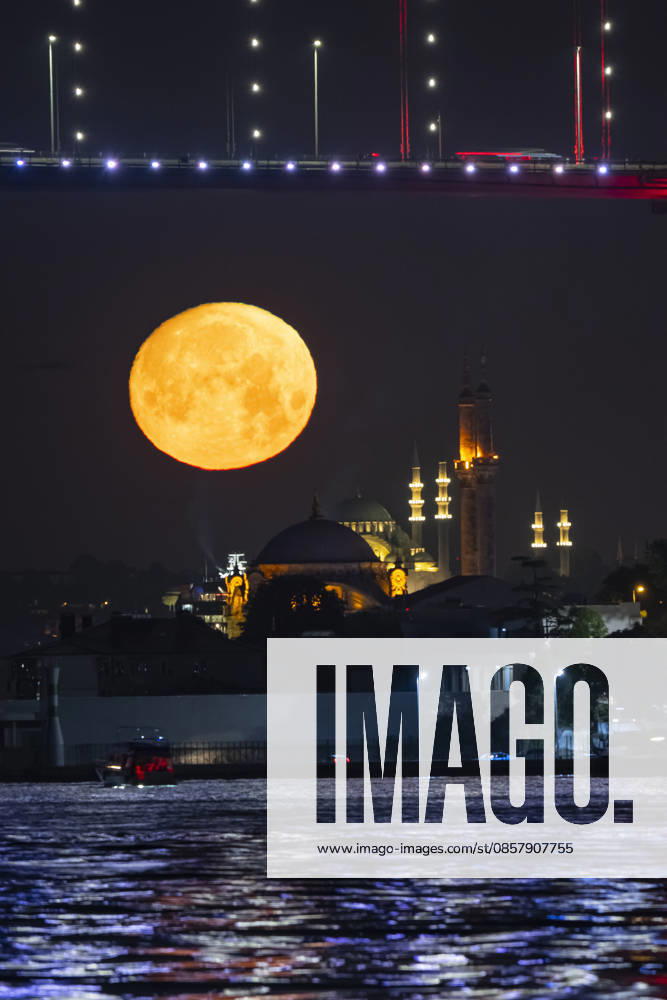 Full moon in Istanbul ISTANBUL, TURKIYE - MAY 30: Full moon rises over the historical peninsula, aligning with the Grand Mecidiye Mosque (Ortakoy Mosque) in the foreground and the Suleymaniye Mosque in the background in Istanbul, Turkiye, on May 30, 2026. Isa Terli Anadolu Istanbul Turkey. Editorial use only. Please get in touch for any other usage.