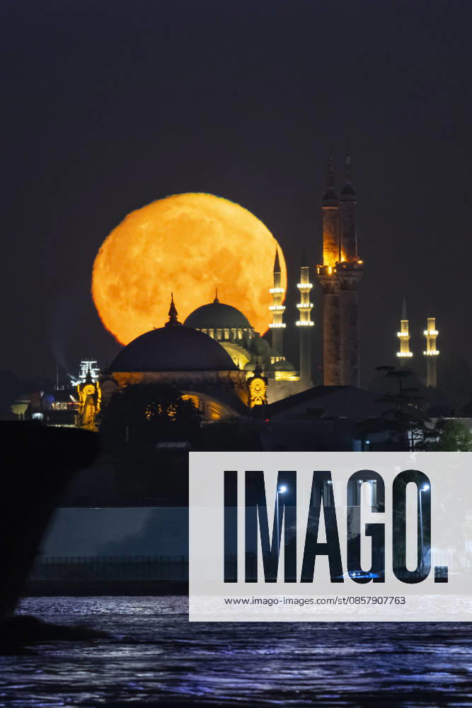 Full moon in Istanbul ISTANBUL, TURKIYE - MAY 30: Full moon rises over the historical peninsula, aligning with the Grand Mecidiye Mosque (Ortakoy Mosque) in the foreground and the Suleymaniye Mosque in the background in Istanbul, Turkiye, on May 30, 2026. Isa Terli Anadolu Istanbul Turkey. Editorial use only. Please get in touch for any other usage.
