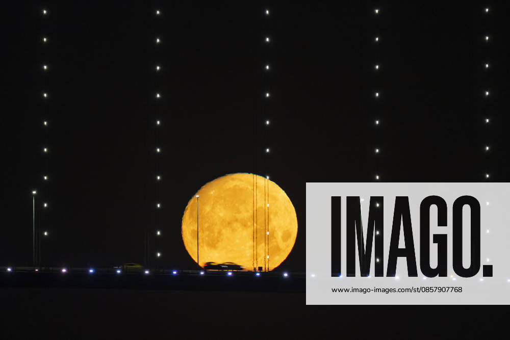 Full moon in Istanbul ISTANBUL, TURKIYE - MAY 30: Full moon rises over the 15 July Martyrs Bridge as vehicles pass across the Bosphorus in Istanbul, Turkiye, on May 30, 2026. The alignment of the celestial event with the city s iconic suspension bridge and the evening traffic created a picturesque cityscape. Isa Terli Anadolu Istanbul Turkey. Editorial use only. Please get in touch for any other usage.