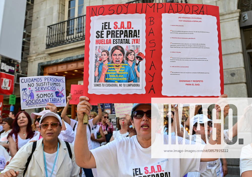 Home Care Service (SAD) workers take part in a protest at Puerta del Sol in Madrid, Spain. Participants gathered to demonstrate and express their demands regarding the Home Care Service sector. Madrid SPAIN - ZUMAz108 20260530_znp_z108_024