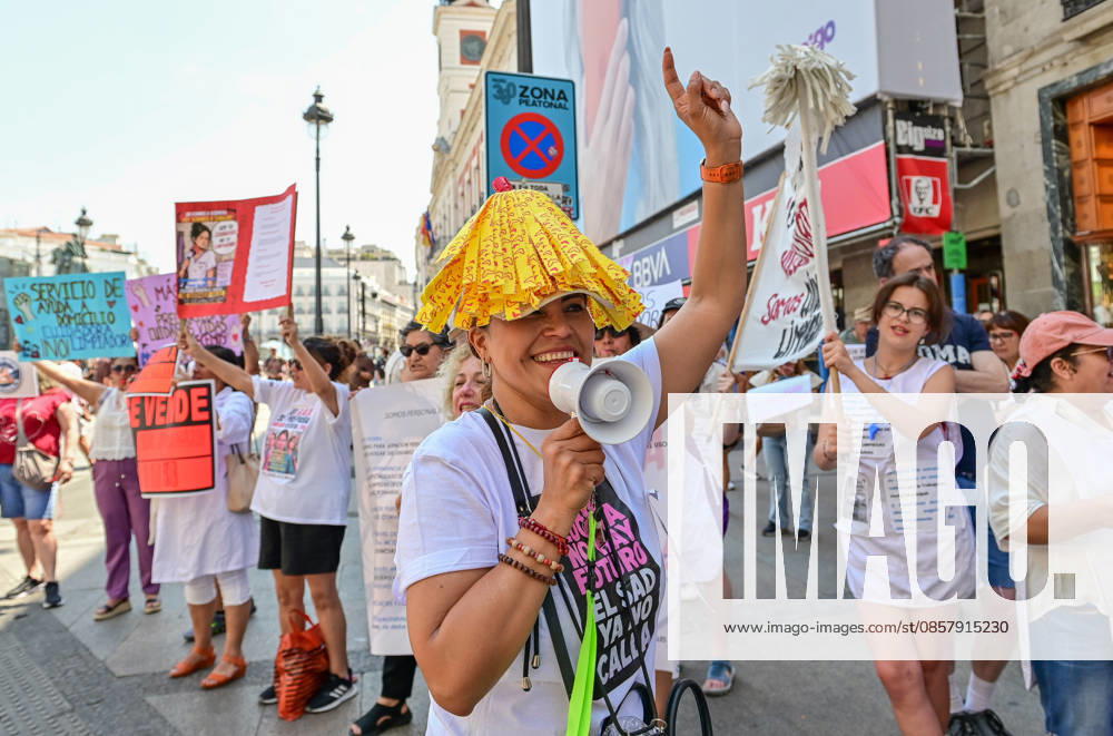 Home Care Service (SAD) workers take part in a protest at Puerta del Sol in Madrid, Spain. Participants gathered to demonstrate and express their demands regarding the Home Care Service sector. Madrid SPAIN - ZUMAz108 20260530_znp_z108_023