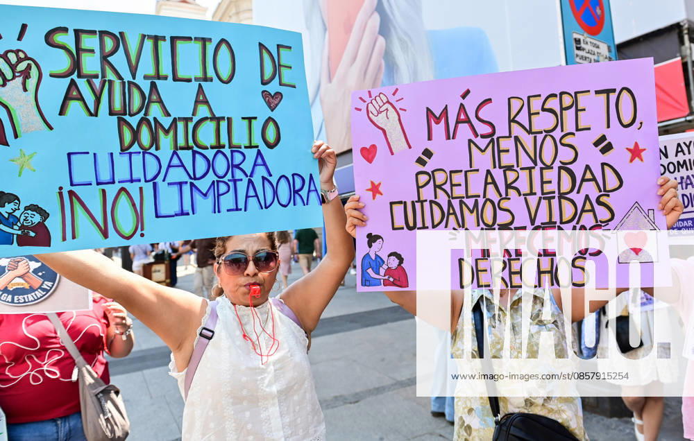 Home Care Service (SAD) workers take part in a protest at Puerta del Sol in Madrid, Spain. Participants gathered to demonstrate and express their demands regarding the Home Care Service sector. Madrid SPAIN - ZUMAz108 20260530_znp_z108_026