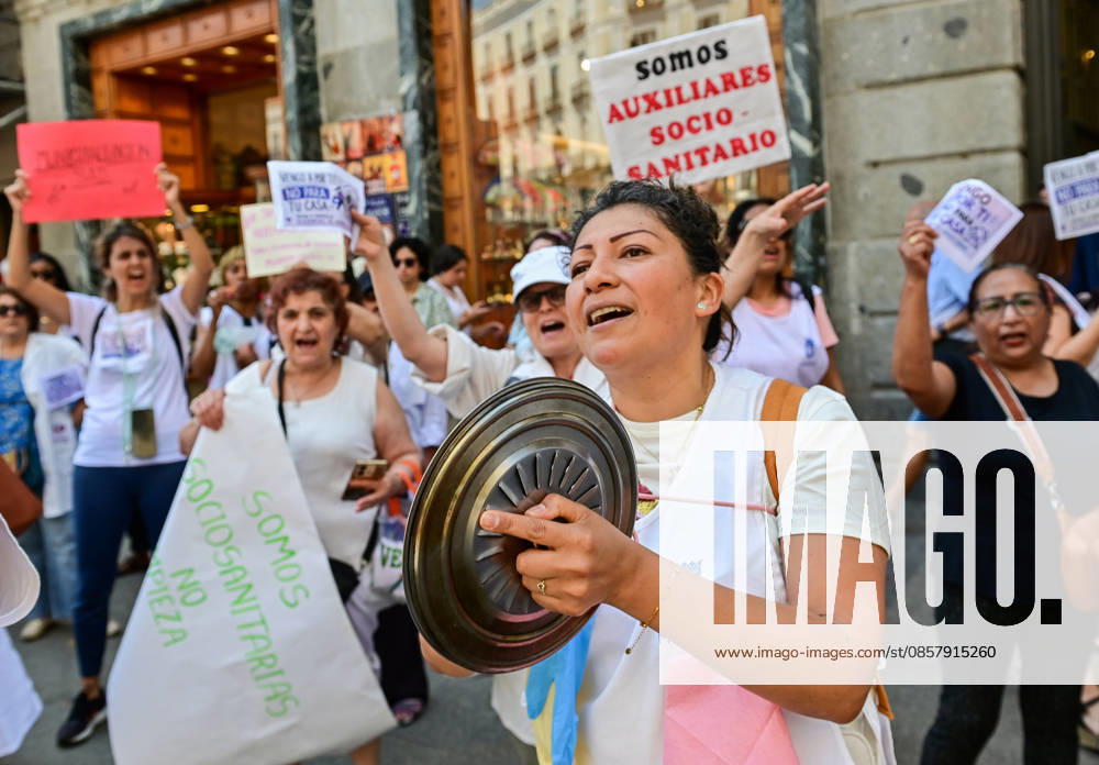 Home Care Service (SAD) workers take part in a protest at Puerta del Sol in Madrid, Spain. Participants gathered to demonstrate and express their demands regarding the Home Care Service sector. Madrid SPAIN - ZUMAz108 20260530_znp_z108_027
