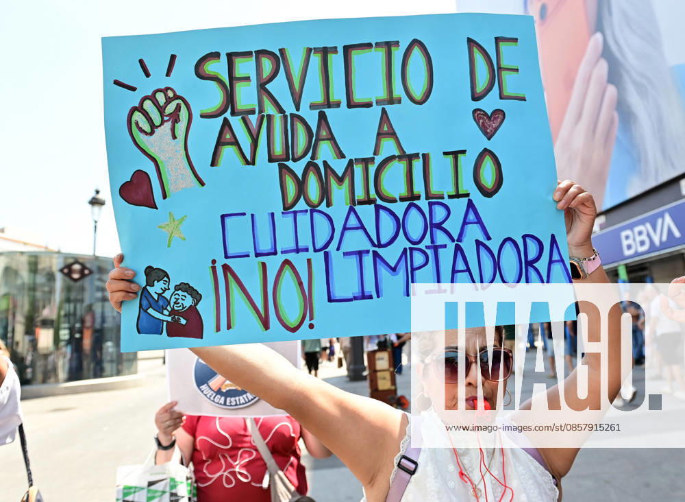 Home Care Service (SAD) workers take part in a protest at Puerta del Sol in Madrid, Spain. Participants gathered to demonstrate and express their demands regarding the Home Care Service sector. Madrid SPAIN - ZUMAz108 20260530_znp_z108_032