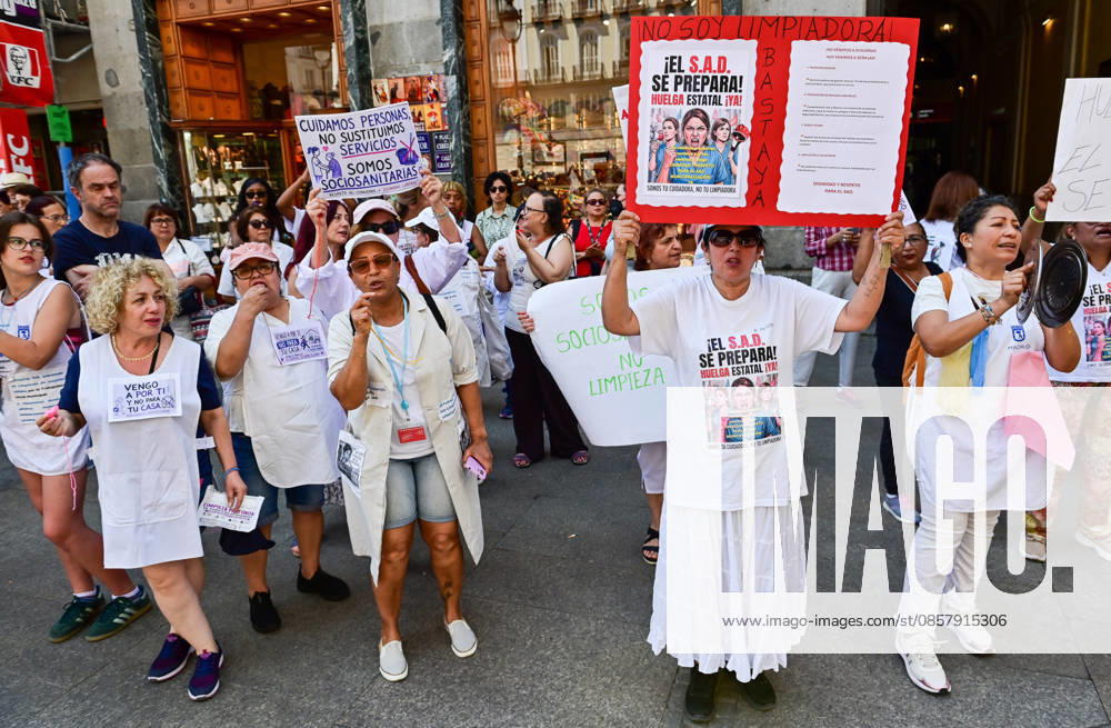 Home Care Service (SAD) workers take part in a protest at Puerta del Sol in Madrid, Spain. Participants gathered to demonstrate and express their demands regarding the Home Care Service sector. Madrid SPAIN - ZUMAz108 20260530_znp_z108_029