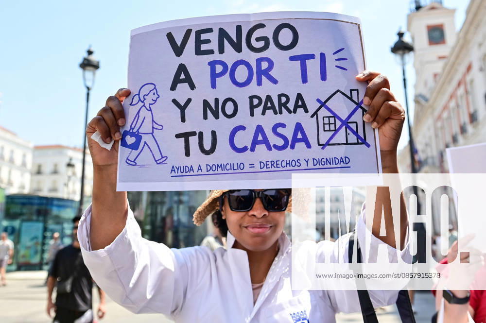 Home Care Service (SAD) workers take part in a protest at Puerta del Sol in Madrid, Spain. Participants gathered to demonstrate and express their demands regarding the Home Care Service sector. Madrid SPAIN - ZUMAz108 20260530_znp_z108_031