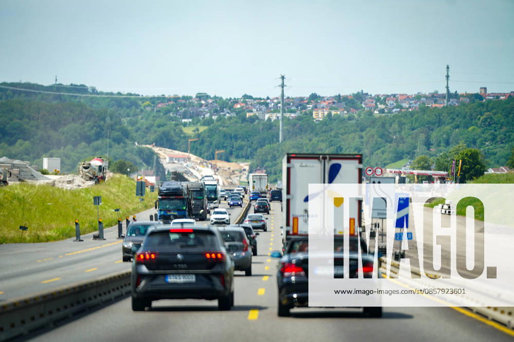 Niefern-Öschelbronn, Baden-Württemberg, Deutschland, Europa, Autobahn A8, Enztalquerung, Autobahnausbau, Großbaustelle, Tunnelbau, Straßenbau, Infrastrukturprojekt, Verkehrsführung, Baustellenverkehr, stockender Verkehr, Stau, Individualverkehr, Pendlerverkehr, Reiseverkehr, LKW-Verkehr, Gütertransport, Logistik, Mobilität, Verkehrsinfrastruktur, Brückenbau, Tunnelportal, Lärmschutzwand, Baukräne, Baustelle Deutschland, Engpass, Fahrbahnverengung, Verkehrssicherheit, Investitionen in Infrastruktur, Bundesverkehrswegeplan, Bauwirtschaft, Enzkreis, Pforzheim, Karlsruhe-Stuttgart, Wirtschaft, Lieferketten, Modernisierung, Verkehrspolitik.