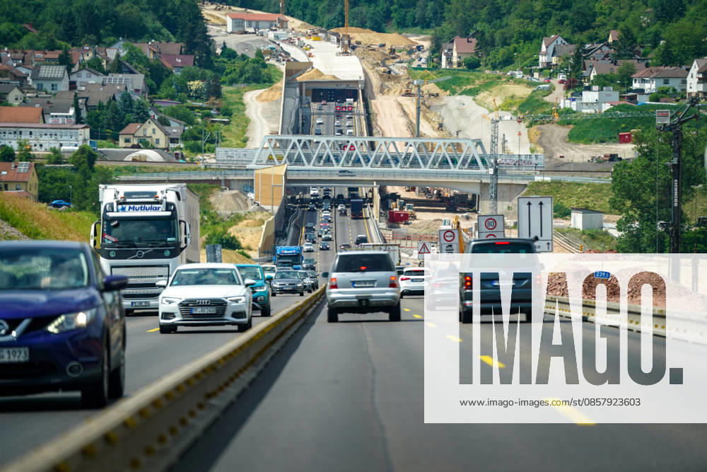 Niefern-Öschelbronn, Baden-Württemberg, Deutschland, Europa, Autobahn A8, Enztalquerung, Autobahnausbau, Großbaustelle, Tunnelbau, Straßenbau, Infrastrukturprojekt, Verkehrsführung, Baustellenverkehr, stockender Verkehr, Stau, Individualverkehr, Pendlerverkehr, Reiseverkehr, LKW-Verkehr, Gütertransport, Logistik, Mobilität, Verkehrsinfrastruktur, Brückenbau, Tunnelportal, Lärmschutzwand, Baukräne, Baustelle Deutschland, Engpass, Fahrbahnverengung, Verkehrssicherheit, Investitionen in Infrastruktur, Bundesverkehrswegeplan, Bauwirtschaft, Enzkreis, Pforzheim, Karlsruhe-Stuttgart, Wirtschaft, Lieferketten, Modernisierung, Verkehrspolitik.