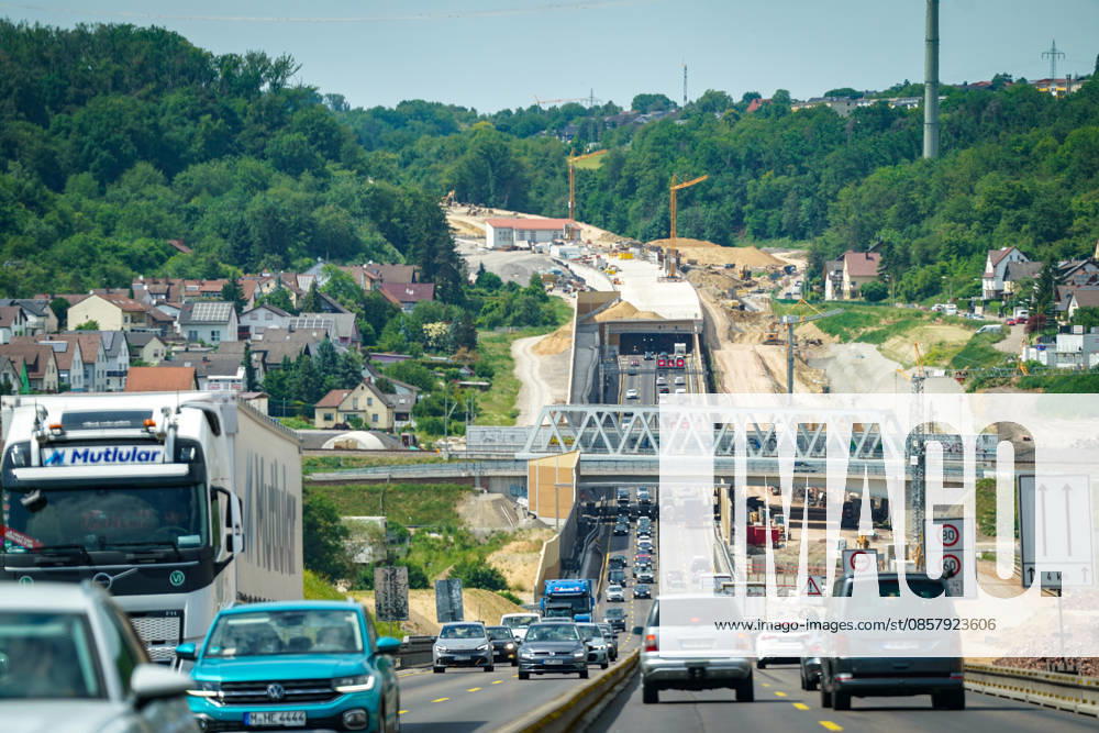 Niefern-Öschelbronn, Baden-Württemberg, Deutschland, Europa, Autobahn A8, Enztalquerung, Autobahnausbau, Großbaustelle, Tunnelbau, Straßenbau, Infrastrukturprojekt, Verkehrsführung, Baustellenverkehr, stockender Verkehr, Stau, Individualverkehr, Pendlerverkehr, Reiseverkehr, LKW-Verkehr, Gütertransport, Logistik, Mobilität, Verkehrsinfrastruktur, Brückenbau, Tunnelportal, Lärmschutzwand, Baukräne, Baustelle Deutschland, Engpass, Fahrbahnverengung, Verkehrssicherheit, Investitionen in Infrastruktur, Bundesverkehrswegeplan, Bauwirtschaft, Enzkreis, Pforzheim, Karlsruhe-Stuttgart, Wirtschaft, Lieferketten, Modernisierung, Verkehrspolitik.