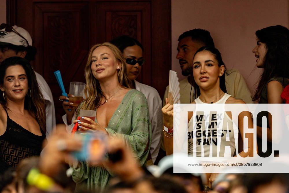 Bad Bunny performs at the Metropolitano Madrid Actresses María León i and Ester Expósito c during a concert by singer Bad Bunny, at the Riyadh Air Metropolitano, on May 30, 2026, in Madrid Spain The Puerto Rican artist will perform ten concerts in the capital between May 30 and June 15 as part of his DeBÍ TiRAR MáS FOToS World Tour 30 MAY 2026 CONCERT MUSIC PUERTO RICO PUERTO RICO PUERTORRIQUEÑO SINGER DTMF TOUR WORLD TOUR Madrid Madrid Madrid Espana