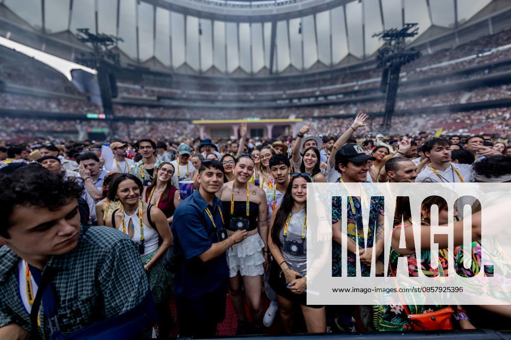 Bad Bunny performs at the Metropolitano Madrid Hundreds of people during a concert by singer Bad Bunny, at the Riyadh Air Metropolitano, on May 30, 2026, in Madrid Spain The Puerto Rican artist will perform ten concerts in the capital between May 30 and June 15 as part of his DeBÍ TiRAR MáS FOToS World Tour 30 MAY 2026 CONCERT MUSIC PUERTO RICO PUERTO RICO PUERTORRIQUEÑO SINGER DTMF TOUR WORLD TOUR Madrid Madrid Madrid Espana