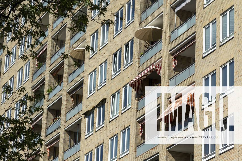 Detailansicht, Fassade, Balkone im Sommer, Grindelhochhäuser, denkmalgeschütztes Ensemble von zwölf Hochhäusern im Bezirk Eimsbüttel, Hamburg, Deutschland Detailed view, façade, balconies in summer, Grindel skyscrapers, heritage-protected ensemble of twelve skyscrapers in the Eimsbüttel district, Hamburg, Germany